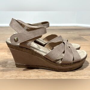 NEW St Johns Bay Balama Nude Wedge Sandal with Memory Foam Size 7